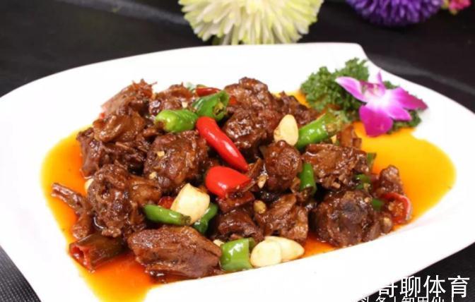 美食推荐:口味酱爆鸭、脆皮海参、酿油豆腐制作方法