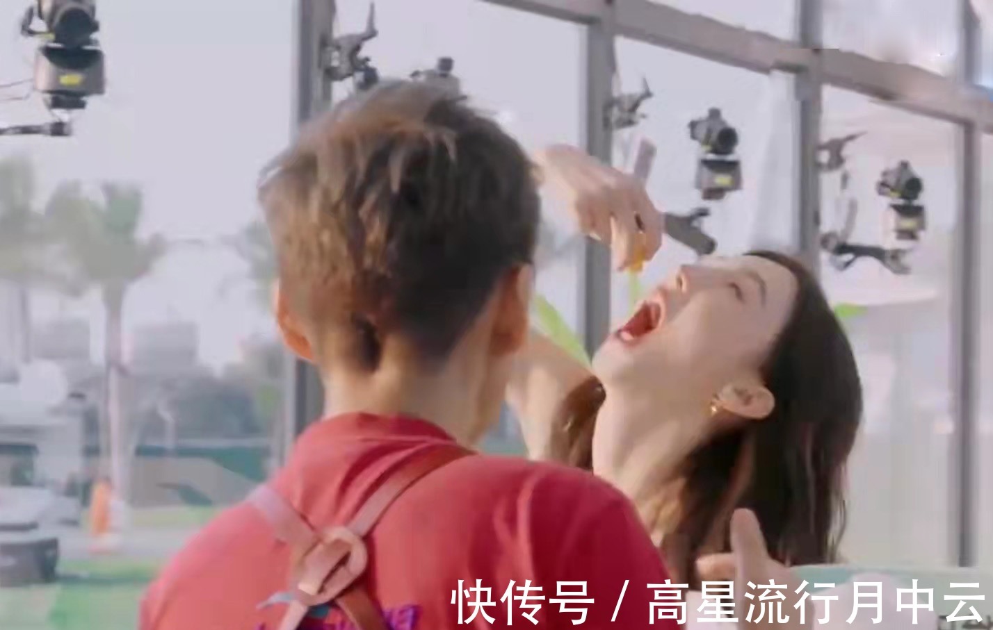 金晨试吃芒果干，“直接用手抓”引起热议，淑女形象备受争议