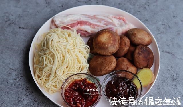 黄豆酱|夏天这样做面条,做一锅不够吃,酱香浓郁,面条劲道,好吃到舔盘