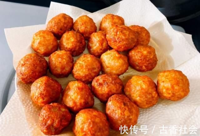 炸肉丸子时,谨记“2做1不做”窍门,丸子外焦里嫩,放凉也不硬