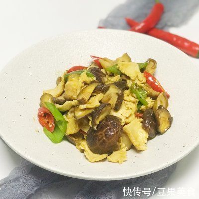 此菜有菇中皇后美称，老年人可以适当多吃，让血液里的脂肪不升高