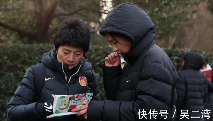 女足|中国女足新消息:王霜和水庆霞给球迷签名!美女门将赵丽娜拍写真