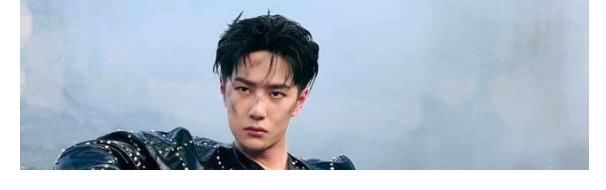 抱枕|王一博被抱枕“占便宜”?粉丝高呼:在外录节目要保护好自己