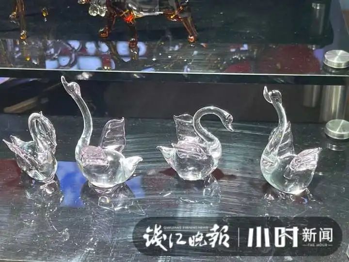 美院|夜市里，戴墨镜的小伙“妙手生花”，还每天“撒狗粮”