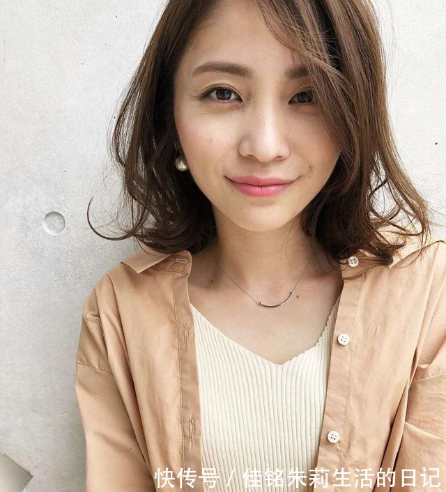 中年 选对发型不显老,给中年女性做发型三个建议棕色、柔卷、低层次!