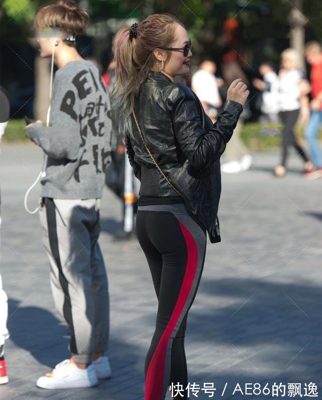 搭配 女生比例均匀,同色系搭配非常漂亮,特别是穿黑色衣服时!