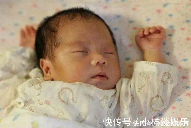 家长|新生儿为什么偏爱“投降式睡姿”,需要纠正吗很多家长做错了