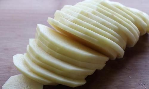 比肉还好吃的土豆面，挤成小鱼炒着吃，既是主食也是菜