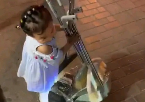 娃娃|“卖笤帚的小女孩”火了,原来做生意也要从娃娃抓起!