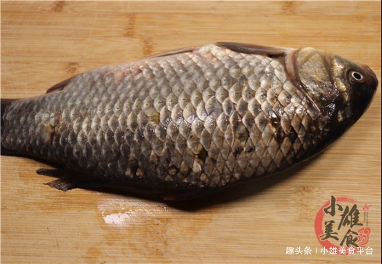 刮鱼鳞别再只用刀,一个塑料袋快速搞定,刮得又快又干净,实用