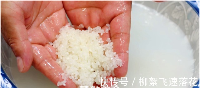 煮米饭不要只加水了，教你饭店不外传的技巧，米饭香甜松软又好吃！