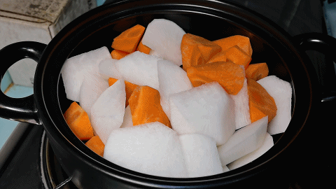 “小寒”气节天寒冷,做一道“萝卜炖羊肉”,驱寒暖胃真好吃