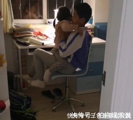 批评|女儿被妈妈批评,跑到哥哥身边,事情有些暖心了