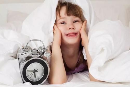 小李|男童睡觉被耳朵疼醒,妈妈看到异物“动”,父母别把这东西放床边