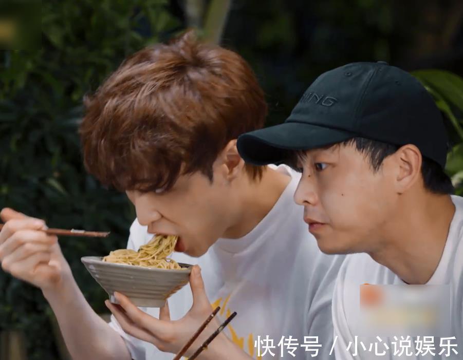 張藝興|張藝興化身“干飯人”,不顧碳水大口吃面,續面條的筷子細節亮了