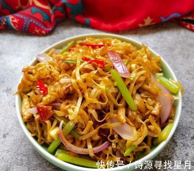 一溪月|芹菜肉丝炒面,油润鲜香,好吃极了!
