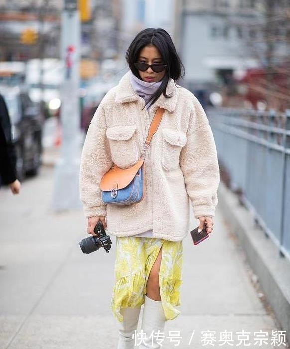 半身裙搭配|最近流行一种“保暖穿搭”,叫“羊羔毛外套+半身裙”,时髦显瘦