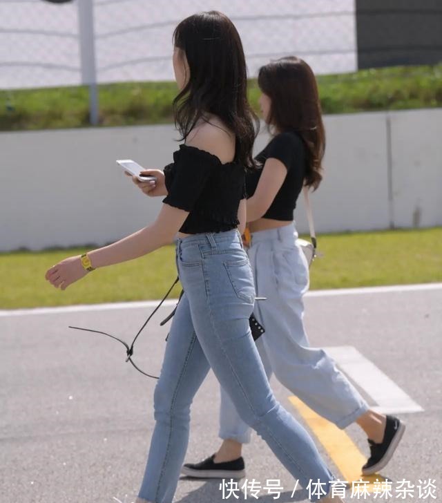 牛仔裤 小姐姐这款牛仔裤,高腰设计无疑就是凸显出纤细的腰线,热辣时尚!