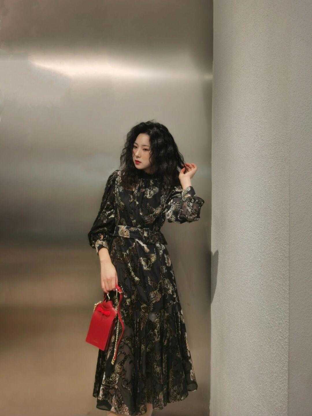 鎏金 今年流行“烫金元素”,个性时髦又有气场,普通人也能穿出高级感