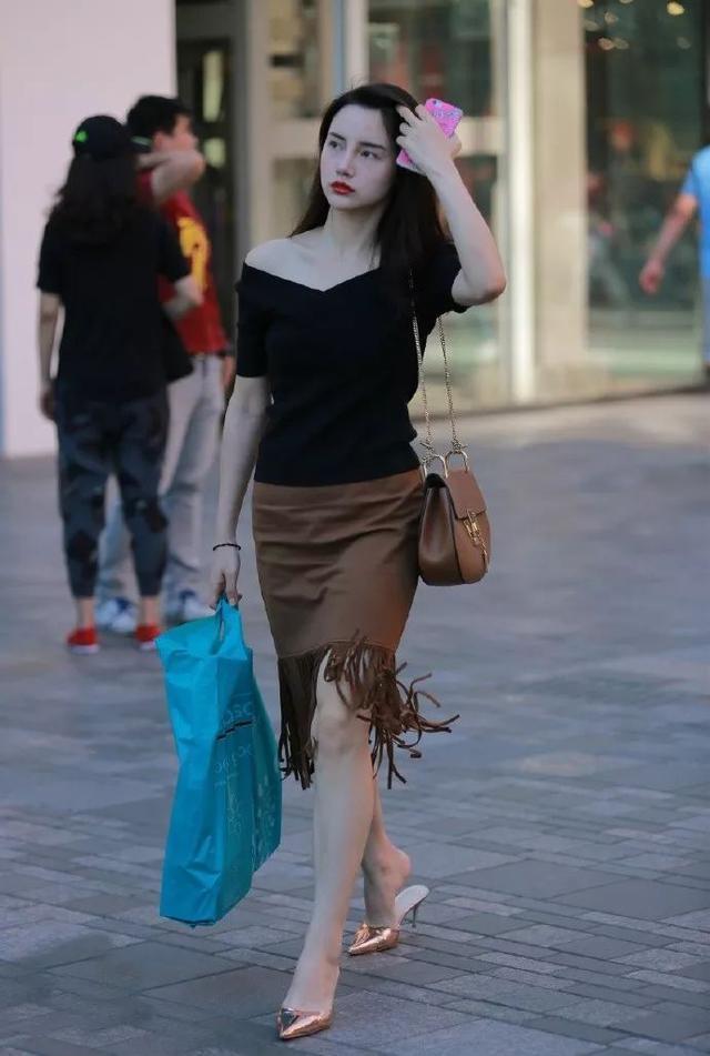 衬衫|小姐姐留着一头微卷的长发,身穿白色衬衫,带着慵懒又休闲的气息