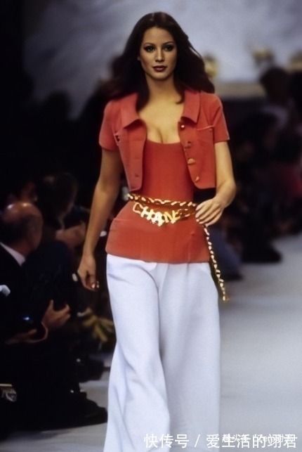 连体裤 香奈儿设计师眼光真厉害93年设计的衣服,至今仍流行,不服不行