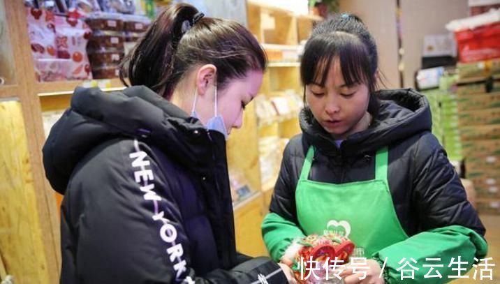 90后|90后辣妈给儿子开家长会,却因穿着惹争议,孩子尴尬抬不起头