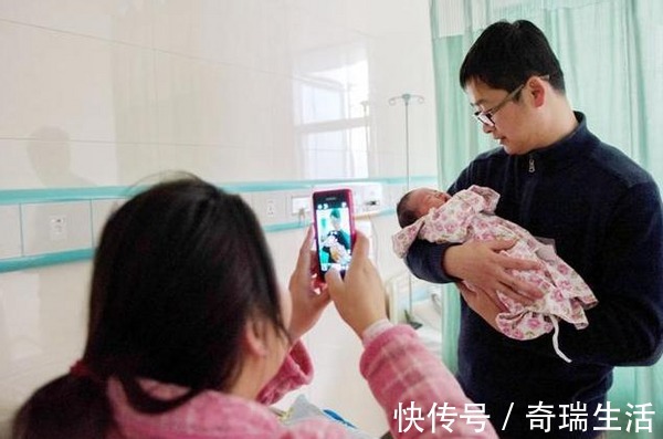 孩子|产妇一次生下2个娃,宝爸发圈报喜,护士高兴啥,这不是双胞胎