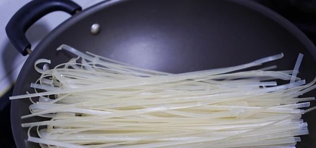 在家就能做出地道的牛腩粉，比店里料足，味道鲜美，简单又快手！