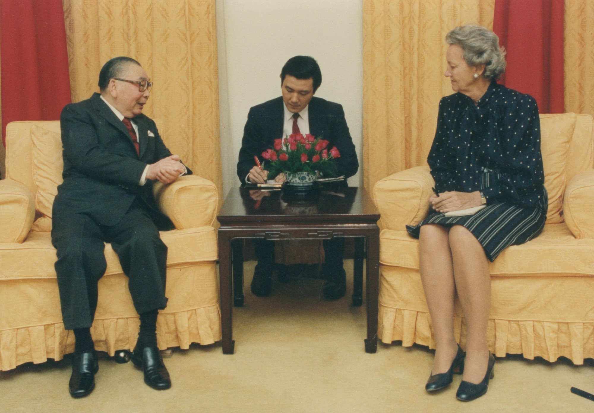 落泪|蒋经国去世后,宋美龄有何反应?站在门外看了一眼,未落泪