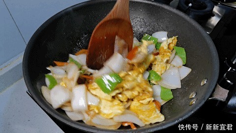 多吃洋葱护心脑，教您地道家常菜，加入鸡蛋炒一炒，天天吃不腻