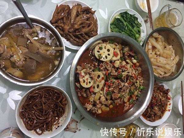 第一次去男友家，饭菜很丰盛，拍照给亲妈看，她却“逼”我分手
