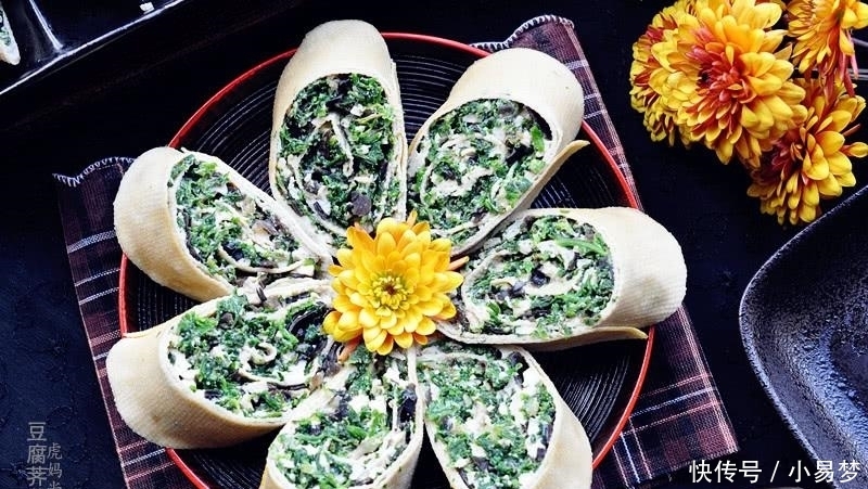荠菜新吃法,卷起来蒸5分钟,清鲜软嫩,一口一个吃不停