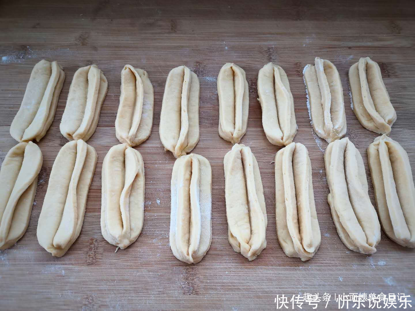 炸油条用泡打粉、小苏打全错,油条店老板教你正确做法,金黄酥脆