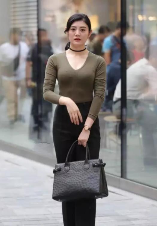 街拍秀色可餐的美女,身穿露肩连衣裙,温婉可人