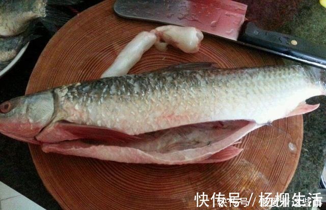 给鱼解冻，水里放醋还是放盐泡都不对！只需一招，鱼肉嫩还不腥