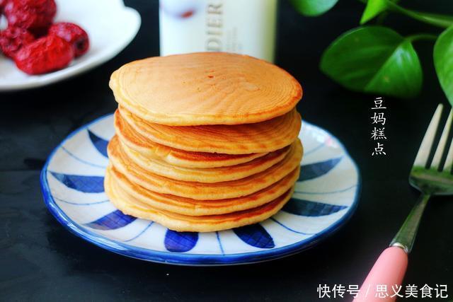 睡前拌好面糊，早上起来花3分钟一煎，这早餐饼又软又香