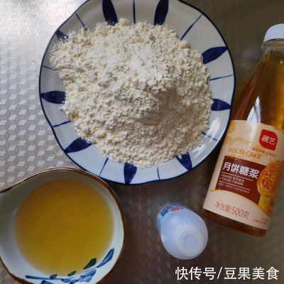中筋面粉|厨娘教你一招巧做广式五仁月饼～螃蟹造型