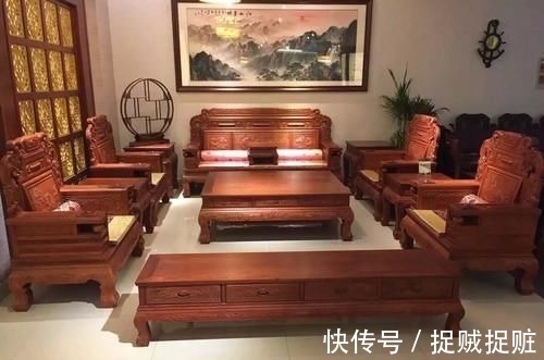 红木|20万买的红木沙发,才发现整个沙发用碎料拼接,跟独板比差远了