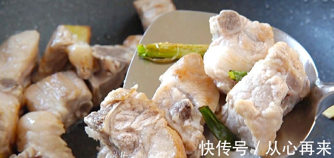 排骨不管怎么做,切记不要直接焯水,多做这2步,排骨不腥也不柴