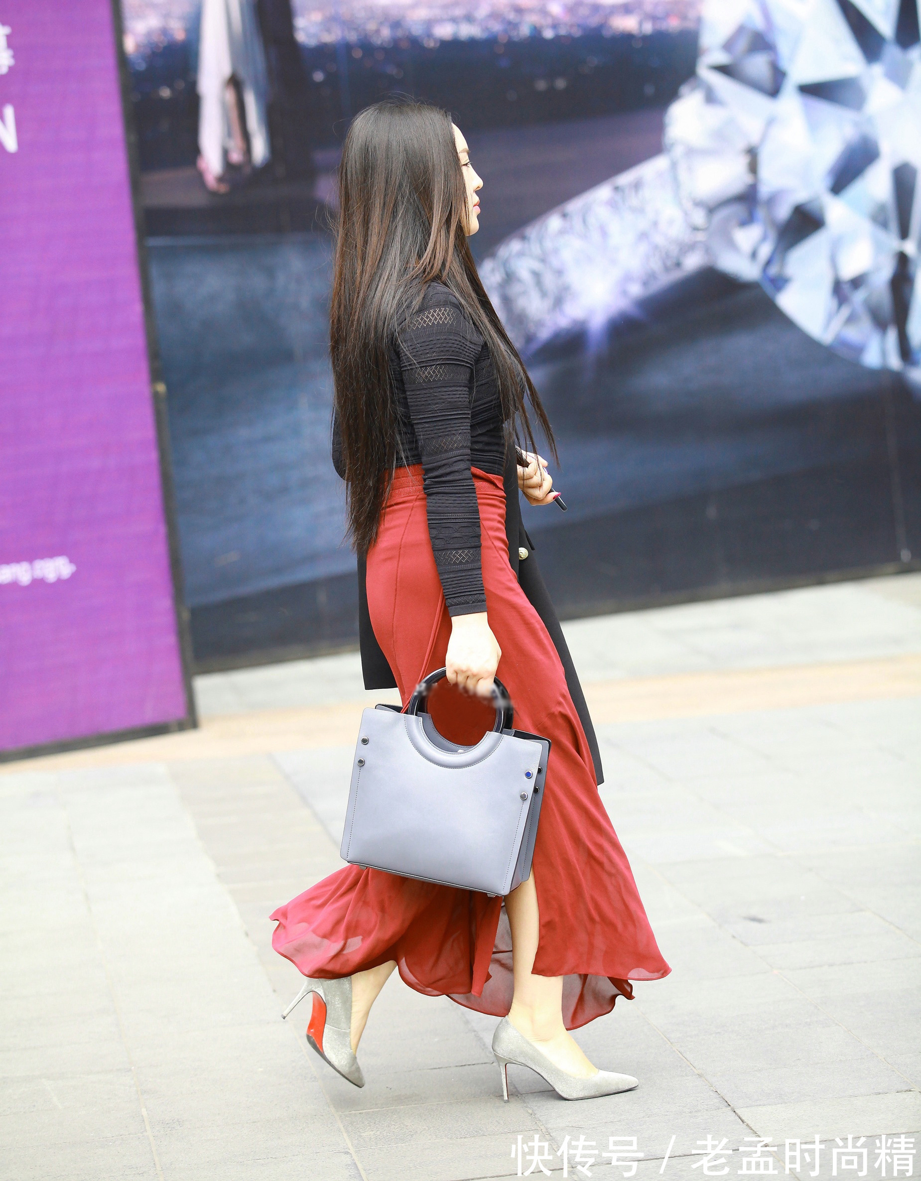 优雅|优雅大气的红黑搭配,黑色针织衫配红色半身裙,成熟美丽又大方