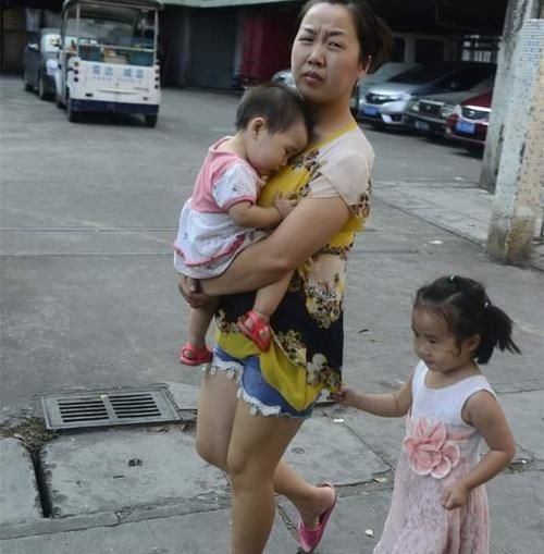 洗脚|2岁弟弟蹲地上给姐姐洗脚，下一秒姐姐的动作，网友：这二胎真惨