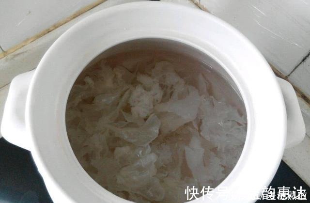 银耳|减肥最狠的食材不是香蕉,而是它,隔天喝一碗,腰围改穿S码!