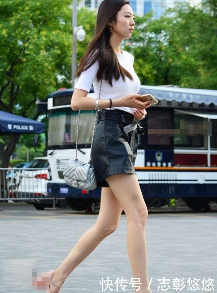 黑色|街拍: 白色棉质上衣搭配黑色皮裤, 时尚就这么简单!