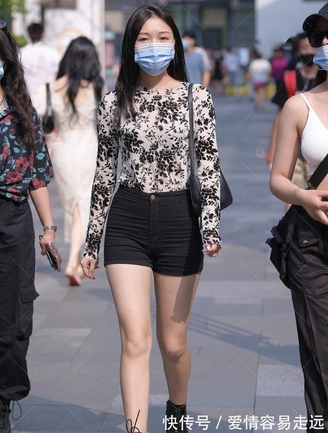 身材高挑 黑色短裤搭配刺绣衫,配合“塞衣角”的穿法,这样打扮又飒又美!