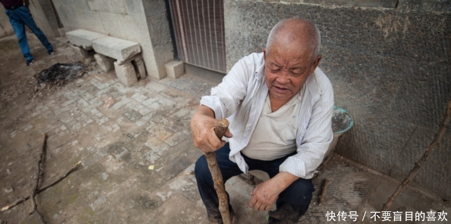  大爷|7旬老人给自己做拐杖，用的木料很稀奇，木头上竟然有“龙鳞”