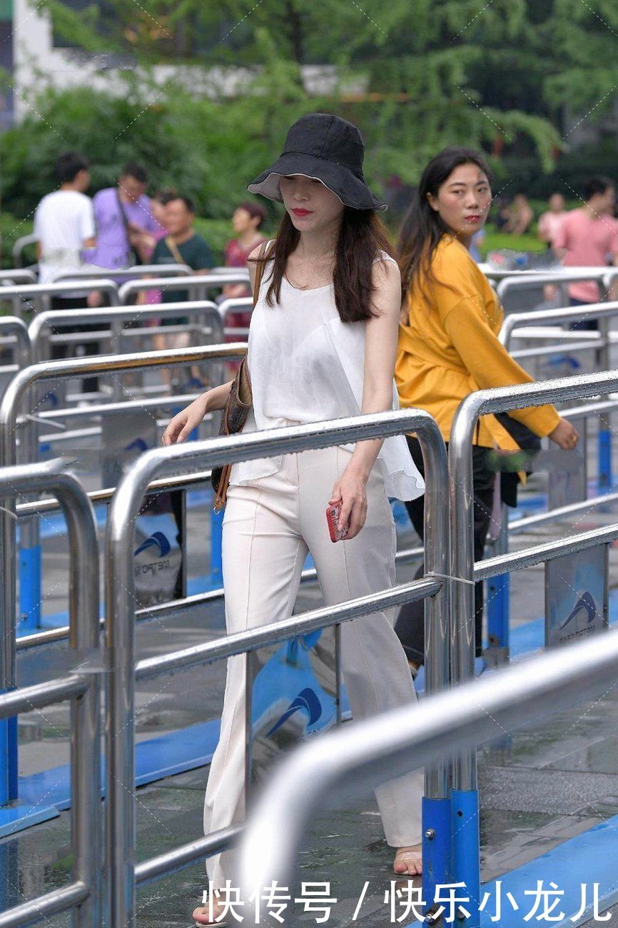 时髦|白色宽松无袖雪纺上衣,多几分成熟女人的魅力