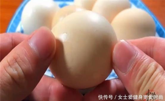 清水|煮荷包蛋时,直接下锅是就错了,奶奶教我一招,鸡蛋圆润不散花