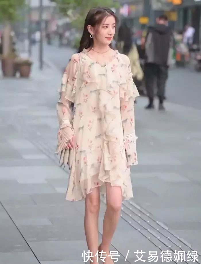 堪称|女生别再穿凉鞋了,试试这款“假裸鞋”,搭印花裙堪称今年最美