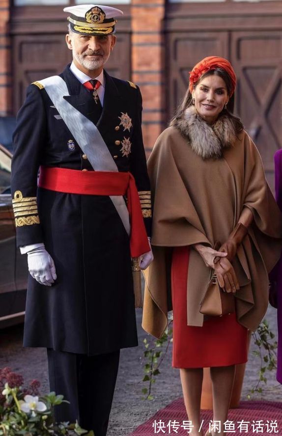 西班牙王后 西班牙王后不容易,红裙配毛领斗篷挺优雅,可光腿穿高跟也太冷了