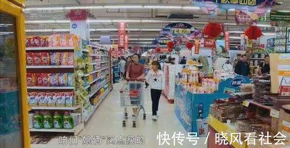 钟懿莲|变形计最虚伪的城市妈妈表面温柔,却被桌子上的水出卖,太真实